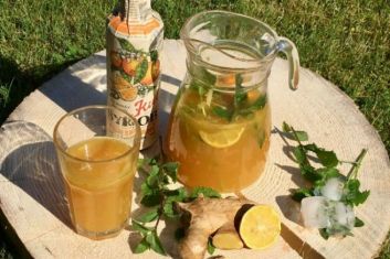 Erfrischender Eistee mit Orange