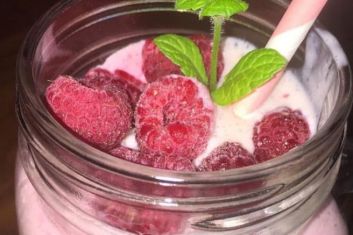  Hausgemachter Minz-Himbeer-Smoothie