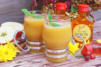 Heiße Mango mit Apfel und Zimt