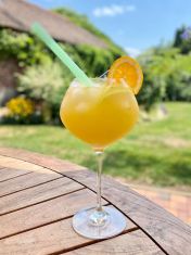Probieren Sie die erfrischende Weiße Sangria